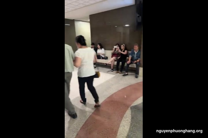 Một người tham gia livestream phỏng vấn bên ngoài tòa án, đề cập đến các tranh chấp cá nhân.